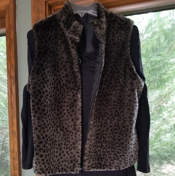 Xhilaration Tops - Gorgeous animal print vest